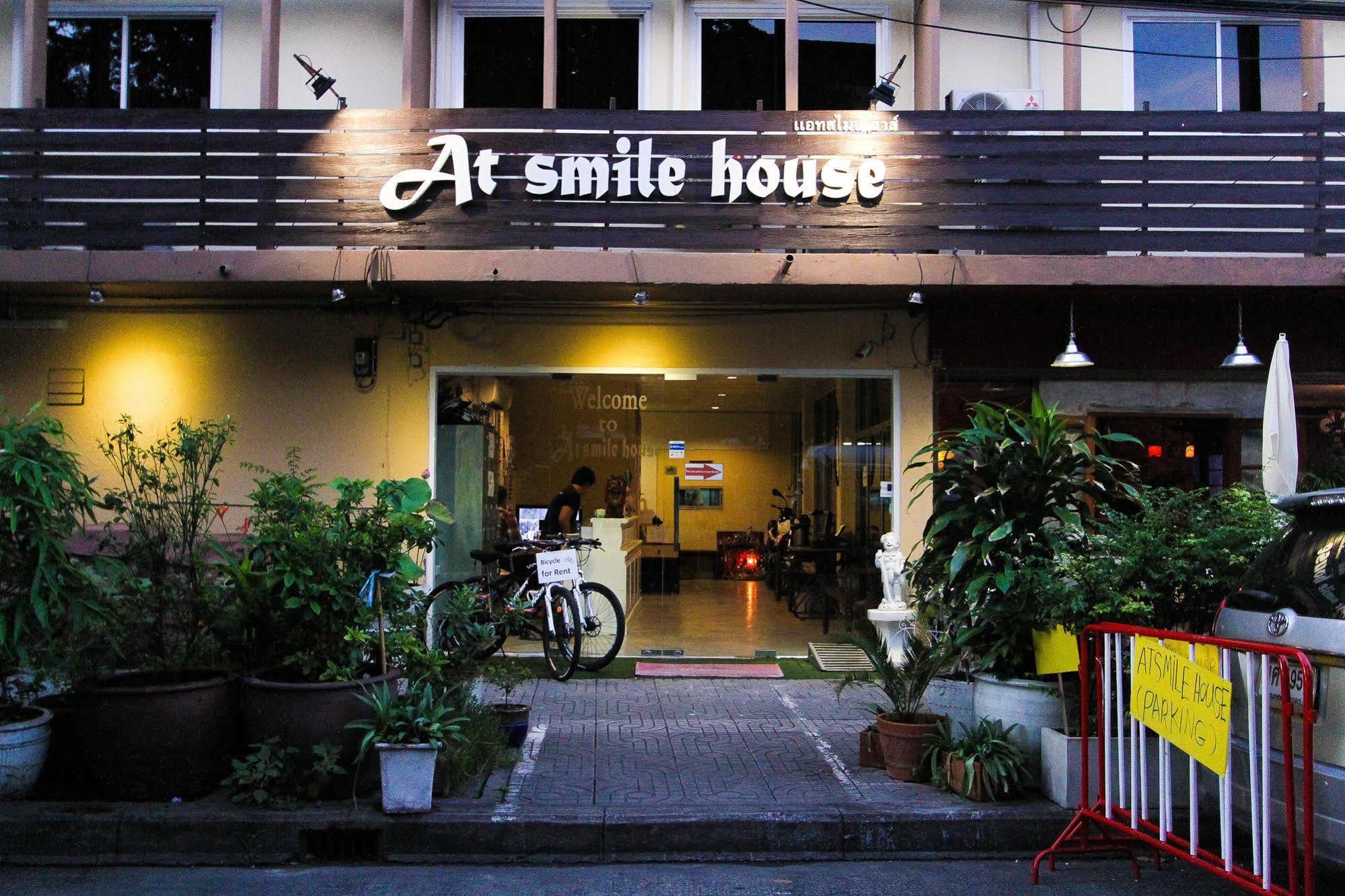 At Smile House Hotel Bangkok Exterior photo